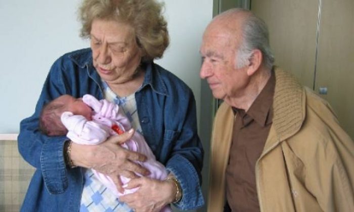 “Torununa bakan büyükanneler maddi açıdan desteklenmeli”