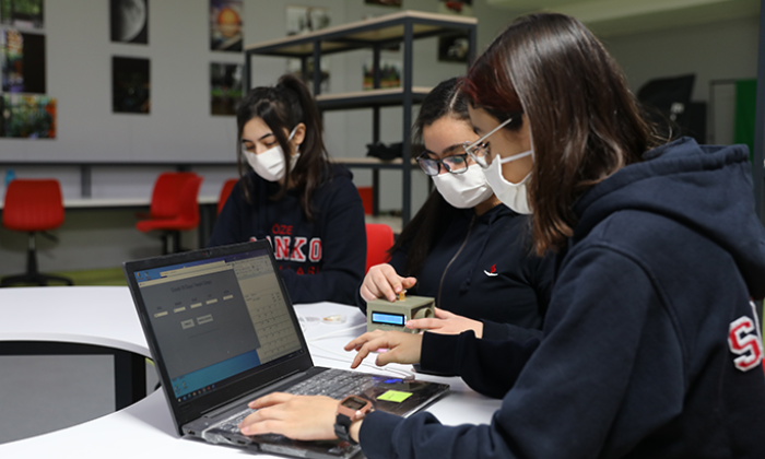 Sanko okulları öğrencilerinden covid-19 duyu test cihazı!